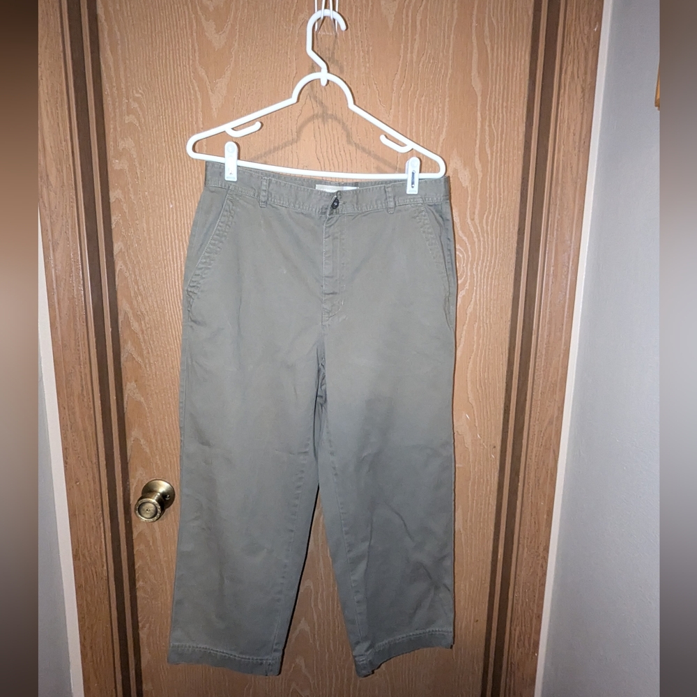 Liz Claiborne-Liz Wear Classic Fit Sage Green Chino Capri's- Size 10 READ drsc